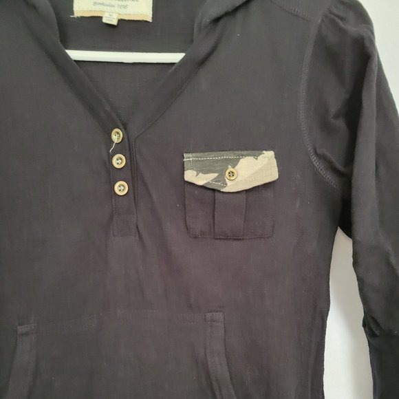 Black elbow sleeve top with camo trim - Picture 2 of 7